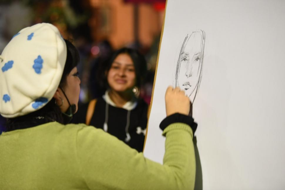 RETRATOS. Frente a dos atriles gigantes, cuatro artistas se dispusieron a dibujar a los tucumanos que pasaban por el lugar. Una postal que se repite en las calles parisinas y barrios bohemios. 