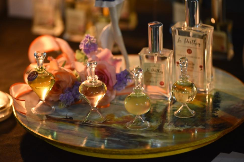 AROMAS. En este viaje sensorial, la perfumería de autor “Le perthus” exhibió varias de sus fragancias artesanales. Elegancia y flores autóctonas.