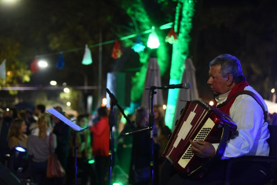 MÚSICA. Los sonidos de un acordeón y saxofón contaron, a su manera, historias de desamor, nostalgia y recuerdos de la infancia.