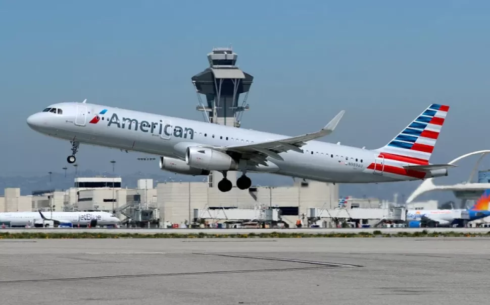 Un avión Airbus A321-200 de American Airlines despega del aeropuerto internacional de Los Ángeles (LAX) en Los Ángeles, California, Estados Unidos 28 de marzo de 2018. REUTERS/Mike Blake