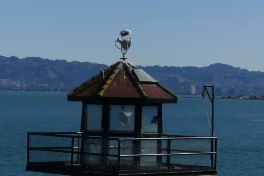 EL FARO VIGÍA. Su luz era el latido nocturno del presidio.  