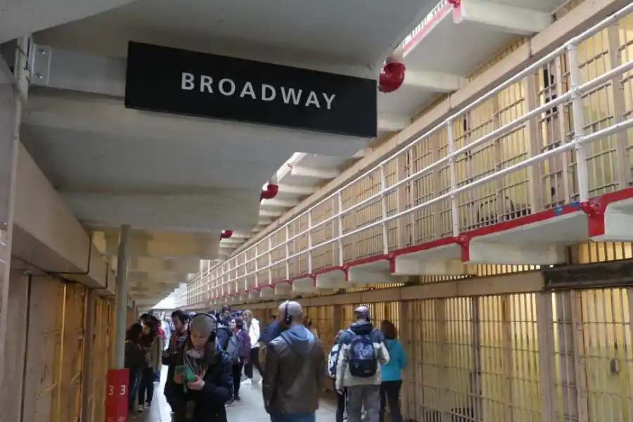 ESPEJISMO. A cada lado, arriba y abajo de Broadway, sólo celdas.