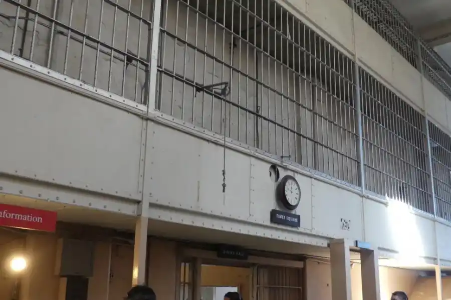 METAFORAS. Las llaves de la libertad, atadas y el tiempo que no para.