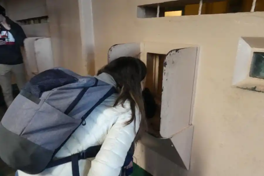 EL LLAMADO DE LA LIBERTAD. En algunos muros había mirillas desde donde los presos veían la vida exterior.