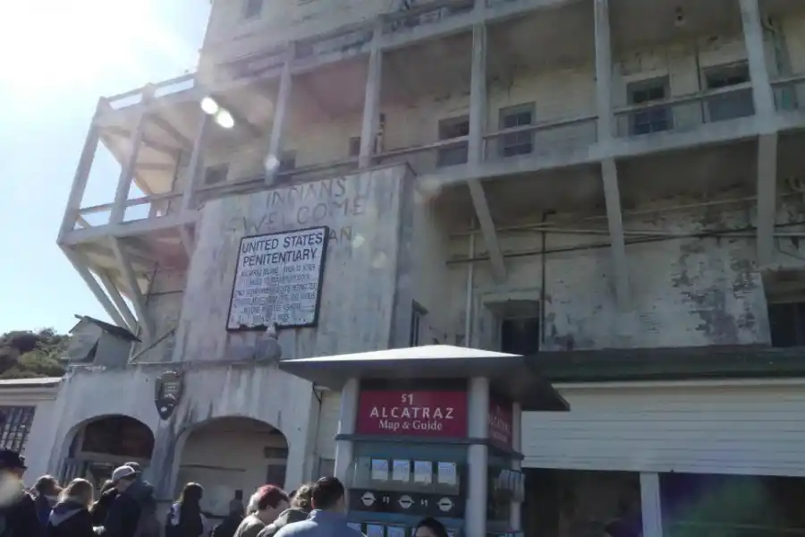 ENTRADA. Mapa y auriculares para visitar el museo