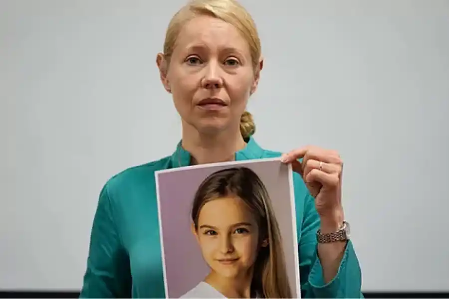 Anne Maja Reiniger, madre de una de las niñas cuando acudió a Paraguay para recuperar a su hija.