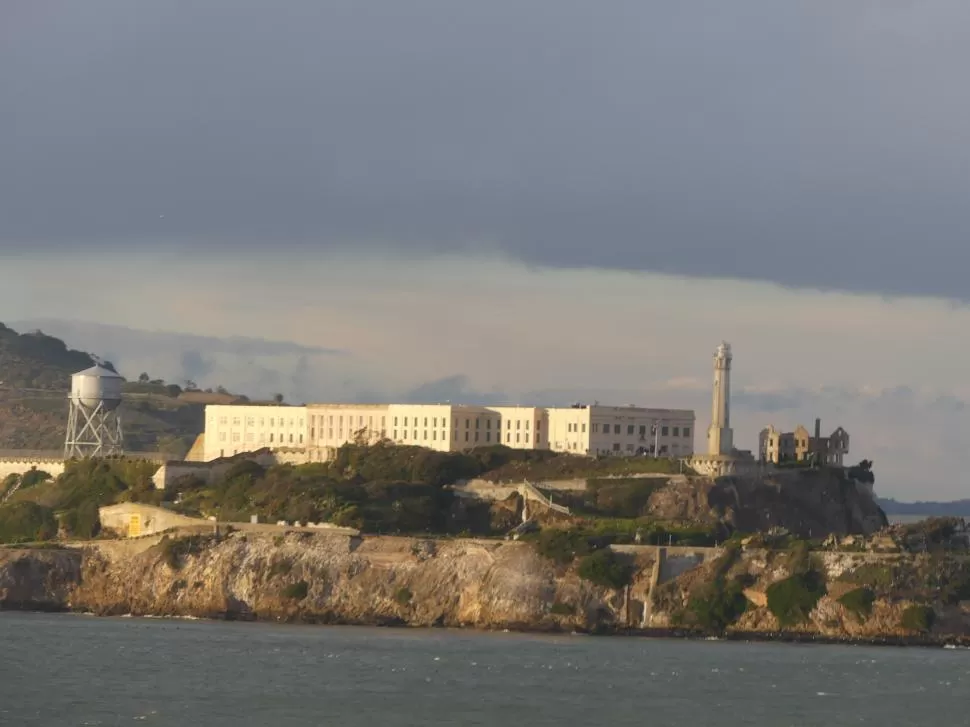 LA ROCA. Así se le llamaba a la prisión de Alcatraz que fue cerrada en 1963 y luego se convirtió en museo. Hoy se la ve así desde San Francisco. 