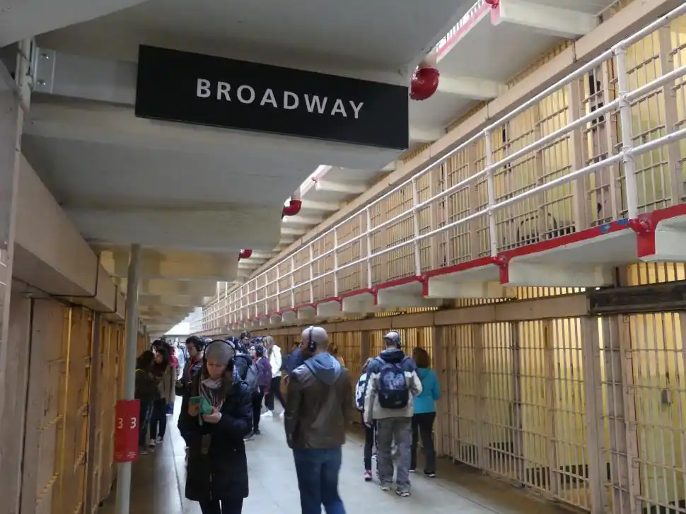 ESPEJISMO. A cada lado, arriba y abajo de Broadway, sólo celdas.