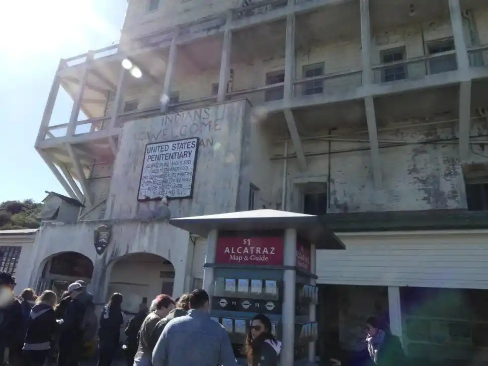 ENTRADA. Mapa y auriculares para visitar el museo