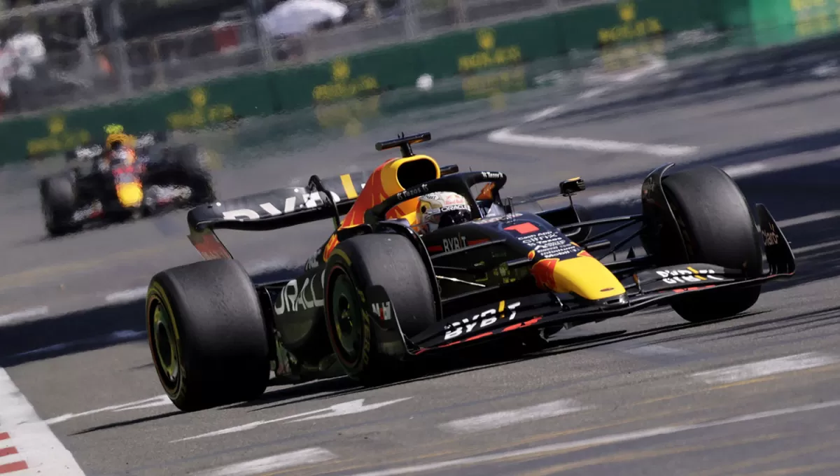 DOMINADOR. Verstappen tomó la delantera de la carrera después de que Pérez no opusiera resistencia.