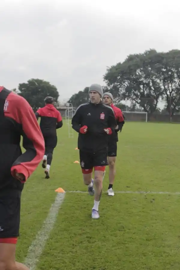 ENTUSIASMADO. En las prácticas, se puso a trabajar como un juvenil.  