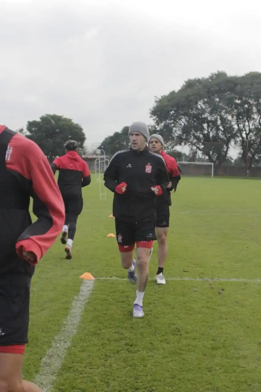 ENTUSIASMADO. En las prácticas, se puso a trabajar como un juvenil.  