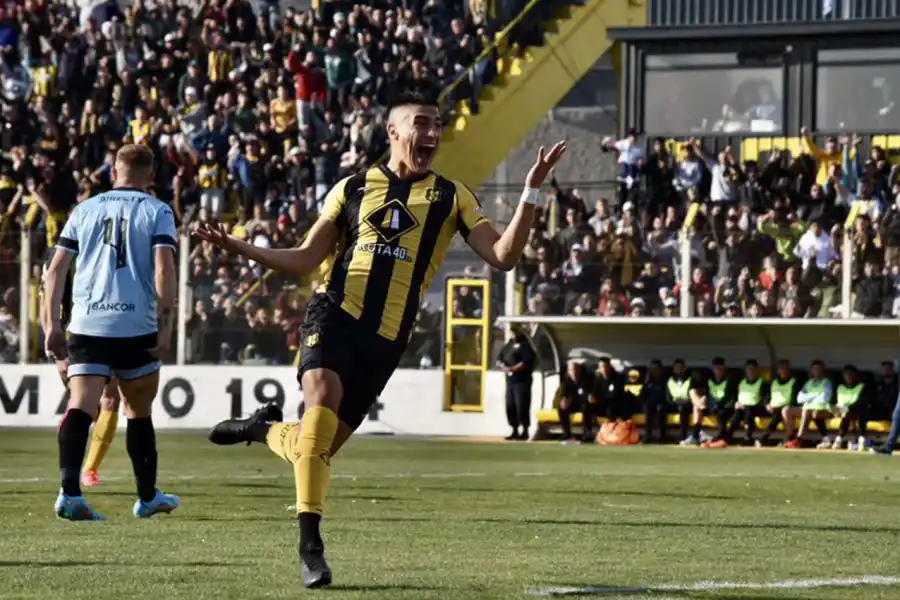 EUFORIA. Peinipil festeja de cara a la hinchada de su equipo la apertura del marcador.