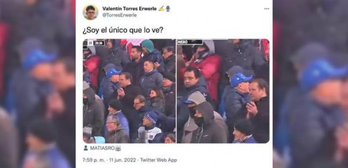 Mirando a un costado, con gorra azul, alguien muy parecido a Maradona, en La Plata.