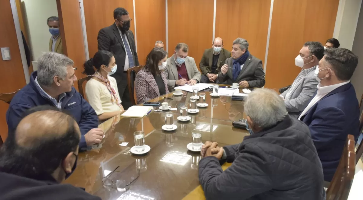 EN REUNIÓN DE COMISIÓN. Prensa HLT