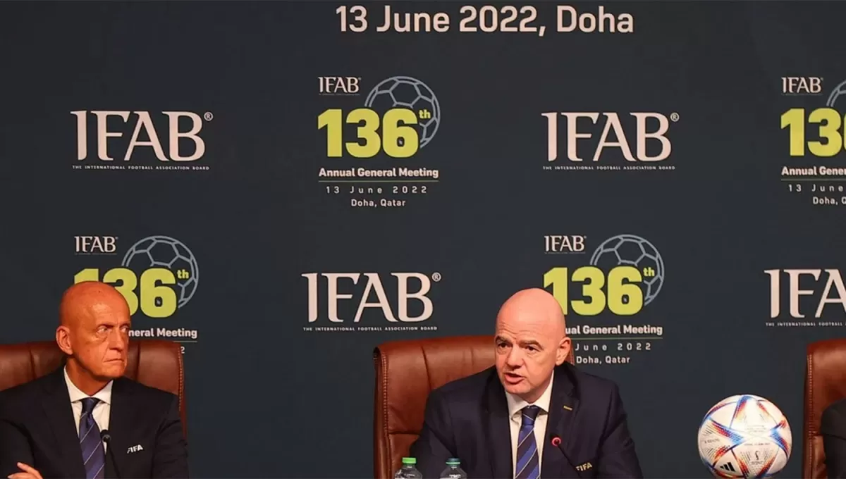 EN DOHA. El ex árbitro italiano, Pierluigi Collina, y el presidente de la FIFA, Gianni Infantino, durante el congreso de la International Board.