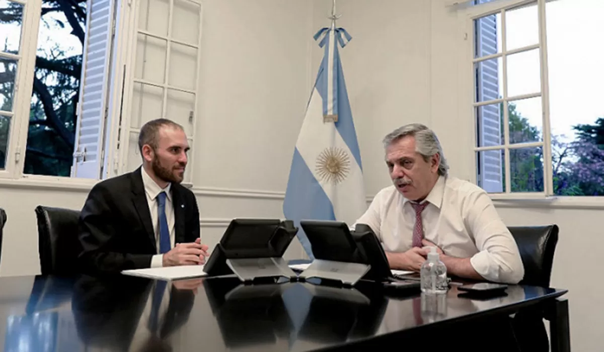 MITIN CLAVE. Alberto Fernández y Martín Guzmán revisan la táctica para contener el desplome de los bonos.