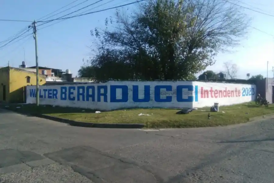 EN VILLA LUJÁN. Una pintada que propone a Berarducci en la Intendencia.