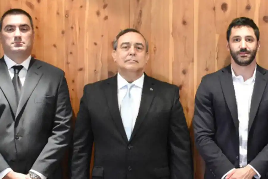 ÚLTIMAS FUNCIONES. Pronsato (centro) y Agustín Gerez, presidente de Ieasa, durante el inicio de la licitación para la compra de cañería para el GPNK