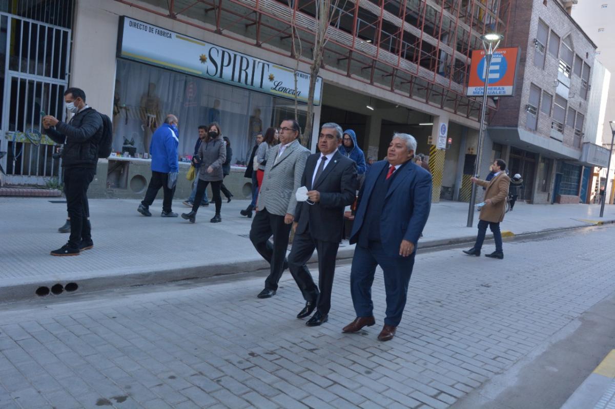 EN RECORRIDO. Alfaro, junto a los funcionarios municipales Alfredo Toscano y Arnedo. Foto: Prensa SMT