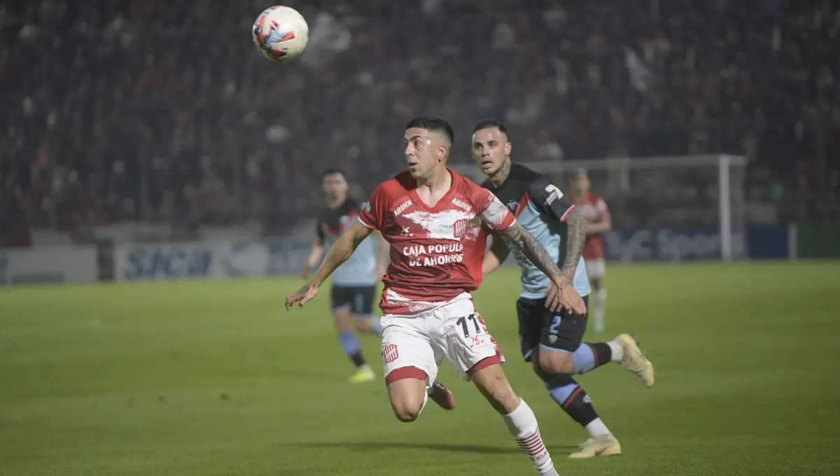BUEN PRIMER TIEMPO. Diego Sosa comenzó la jugada que terminó en el primer gol de San Martín.