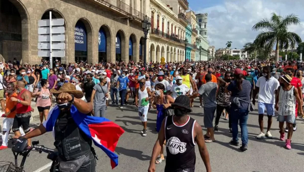 EN LAS CALLES. Miles de cubanos marcharon al grito de libertad, mientras que las autoridades de la isla señalaron hacia Estados Unidos como posibles conspiradores.q