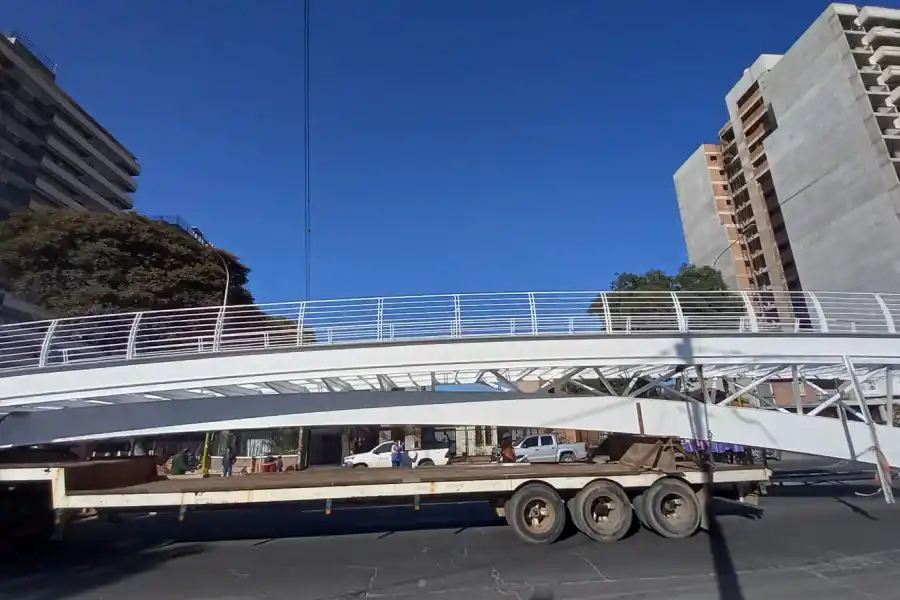 Hasta cuándo estará cortado el tránsito de Mate de Luna por la instalación del puente peatonal