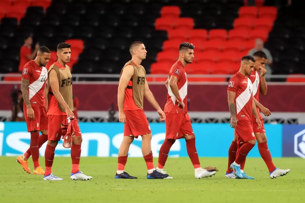 SIN CONSUELO. Los futbolistas peruanos se mostraron muy golpeados por la derrota sufrida ante Australia.  