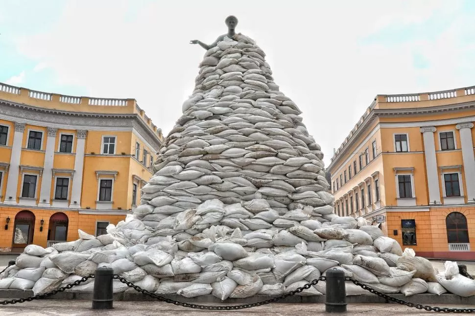 CIUDAD DE ODESA. Al monumento al duque Richelieu lo protegen sacos de arena en el bulevar Prymorskyi. Pero está a merced de las bombas. 