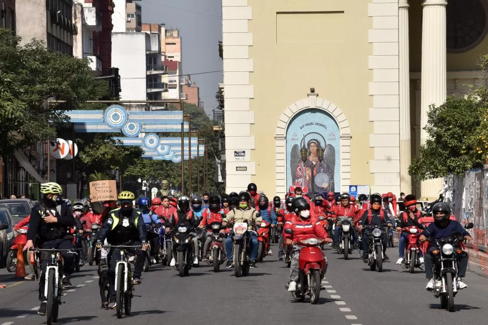 CARAVANA DE PROTESTA. Una de las últimas marchas que realizaron los cadetes en la plaza Independencia. Allí pidieron medidas de seguridad. 