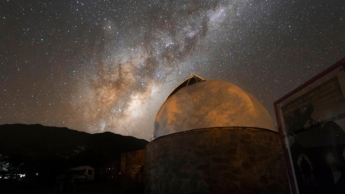 Foto de la Vía Láctea en el cielo sobre la cúpula del Observatorio