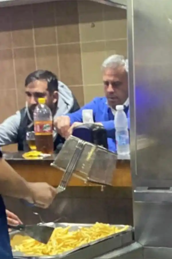 La foto de Pusineri en una sanguchería, tomada por un hincha.