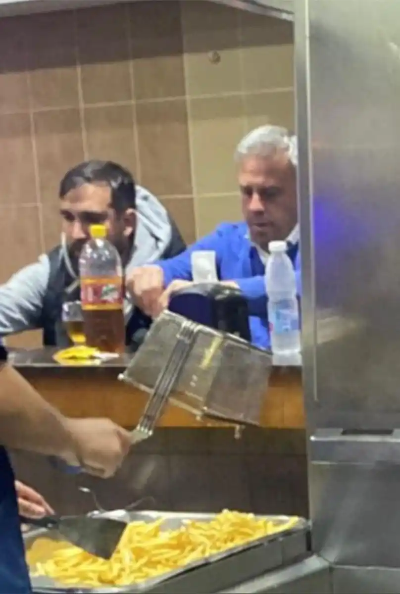 La foto de Pusineri en una sanguchería, tomada por un hincha.