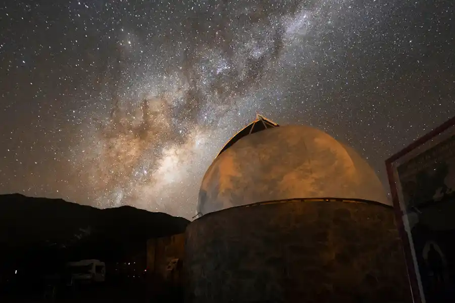 Foto de la Vía Láctea en el cielo sobre la cúpula del Observatorio