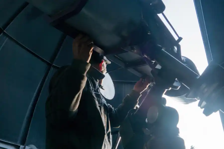 Luego de atravesar la madruagada, prepara el instrumental para la salida del sol