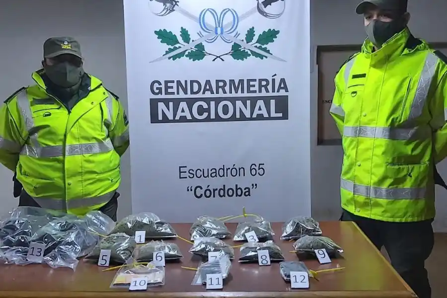 Aprehendieron a un hombre que llevaba marihuana oculta en su mochila