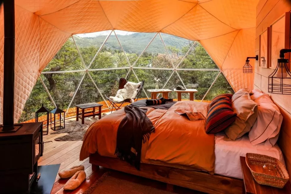 GLAMPING. En los últimos años la experiencia de acampar con glamour se popularizó, este sistema existe en Salta, Córdoba y la Patagonia.