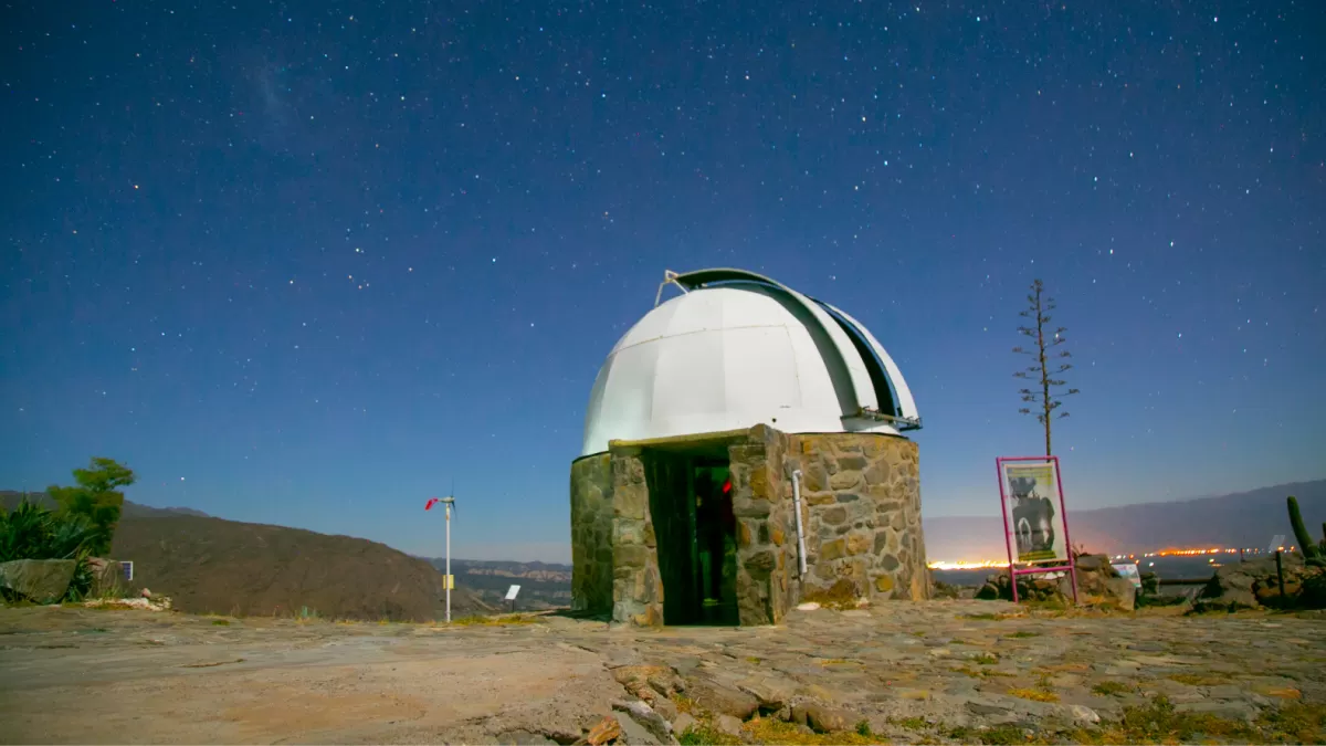 La característica cúpula blanca del Observatorio fundado en 1986