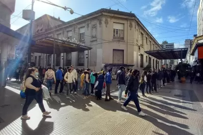 Antes del finde largo, se formó una fila de más de 200 metros en el Correo Argentino