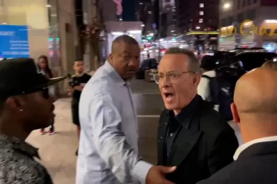Video: Tom Hanks enfureció cuando un fan se acercó mucho a su esposa