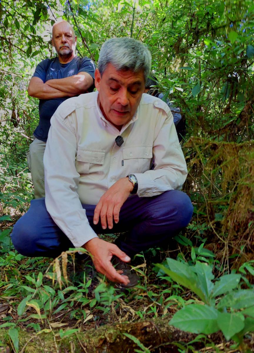 Iván Petrinovic -atrás- escucha la charla de Mansilla sobre el comportamiento de la selva