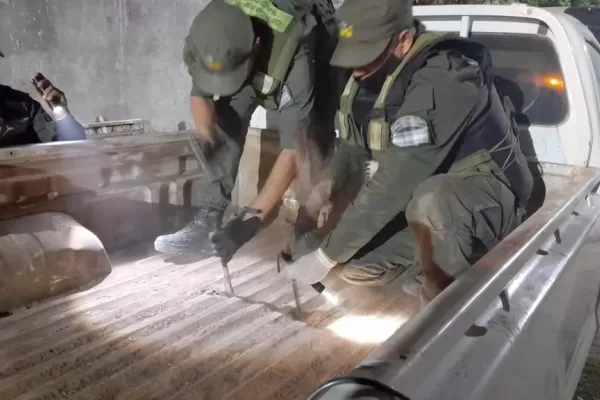 Detuvieron a siete personas y secuestraron más de 170 kilos de cocaína ocultos en una camioneta