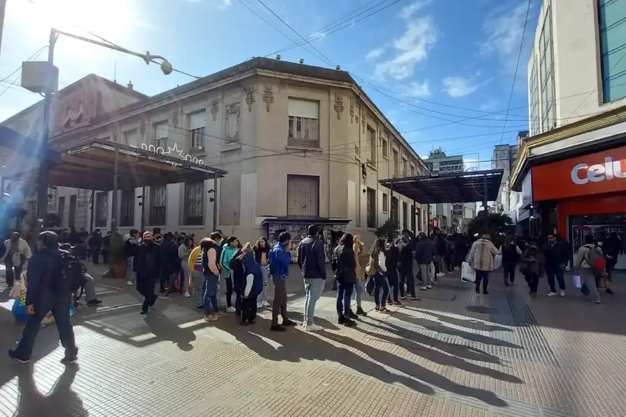 Antes del finde largo, se formó una fila de más de 200 metros en el Correo Argentino