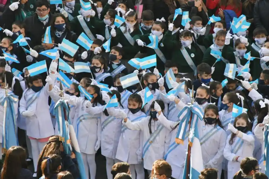Miles de alumnos prometieron lealtad a la Bandera en la plaza Independencia