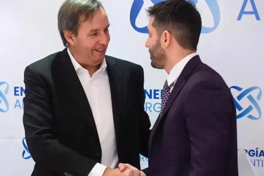PRIMER PASO. Un integrante de la empresa SIAT S.A. (Tenaris) estrecha su mano con Agustín Gerez, de Energía Argentina. 