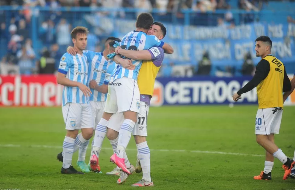 DESAHOGO. Ignacio Maestro Puch y Tomás Marchiori se funden en un abrazo interminable. Los tres puntos quedaron en Tucumán y Puch jugó 45 minutos. 