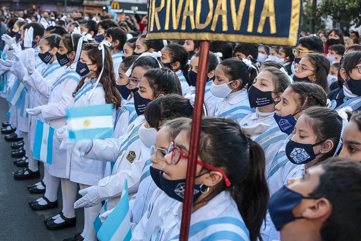 Miles de alumnos prometieron lealtad a la Bandera en la plaza Independencia