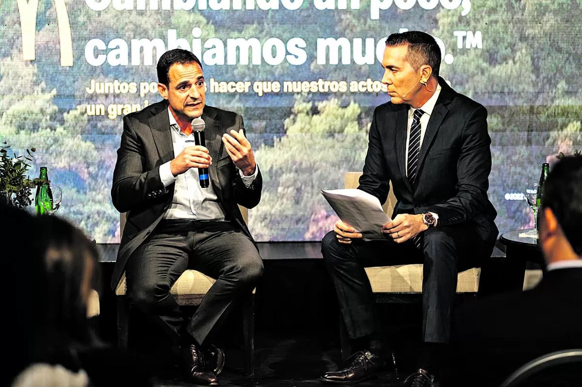 CHARLA. Eduardo Lopardo, director de Arcos Dorados, y Rodolfo Barili.