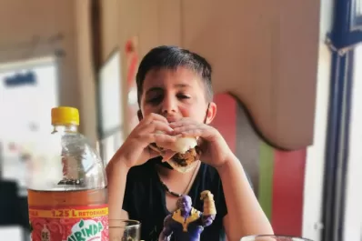 Se viralizó en las redes el fanatismo de un niño porteño por nuestros sánguches de milanesa