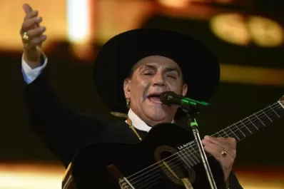 Video: la policía bajó del escenario a “El Chaqueño” Palavecino y el cantor reaccionó furioso